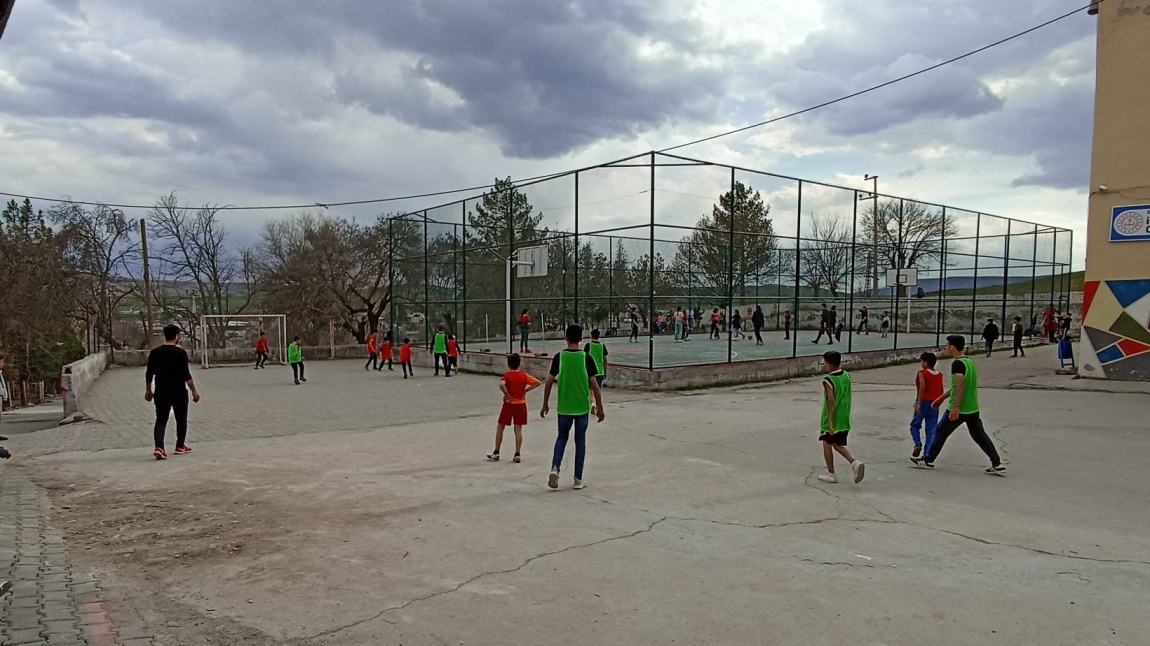 Okulumuzda Bahar Şenlikleri Kapsamında Sınıflar Arası Futbol Turnuvası Gerçekleştirildi.